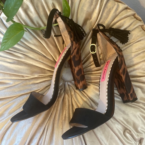🎀 Betsey Johnson Sandals Animal Print super cute euc ankle strap - Picture 3 of 7